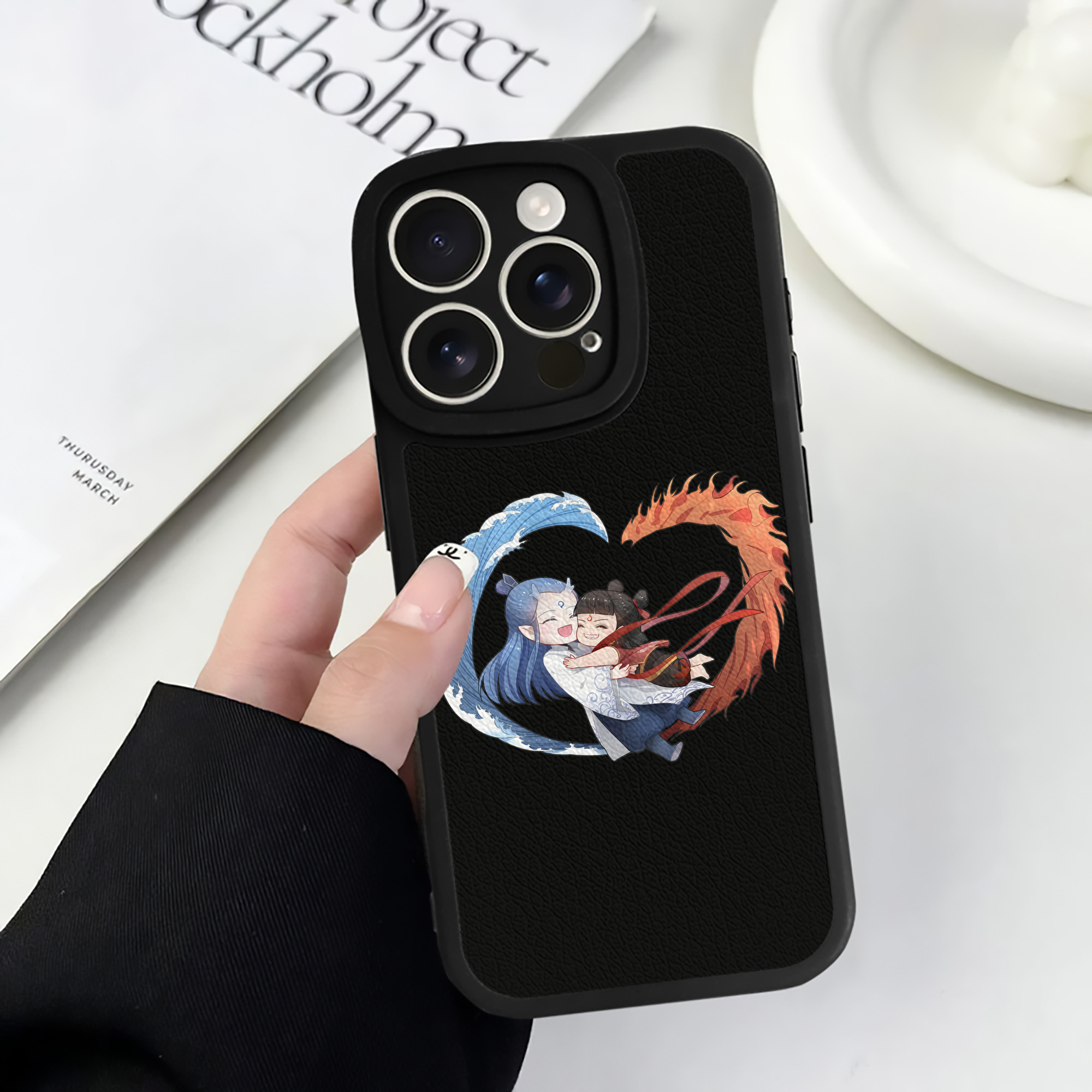 （画像用） Ne Zha 2 ナタ 魔童の大暴れ 【iPhone 16シリーズ対応】シリコンスマホケース（レザー調） 材質：シリコン
